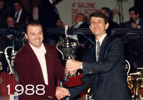 1988 Gabriele premiato Campione italiano dal pres. Sciarillo (Padova)